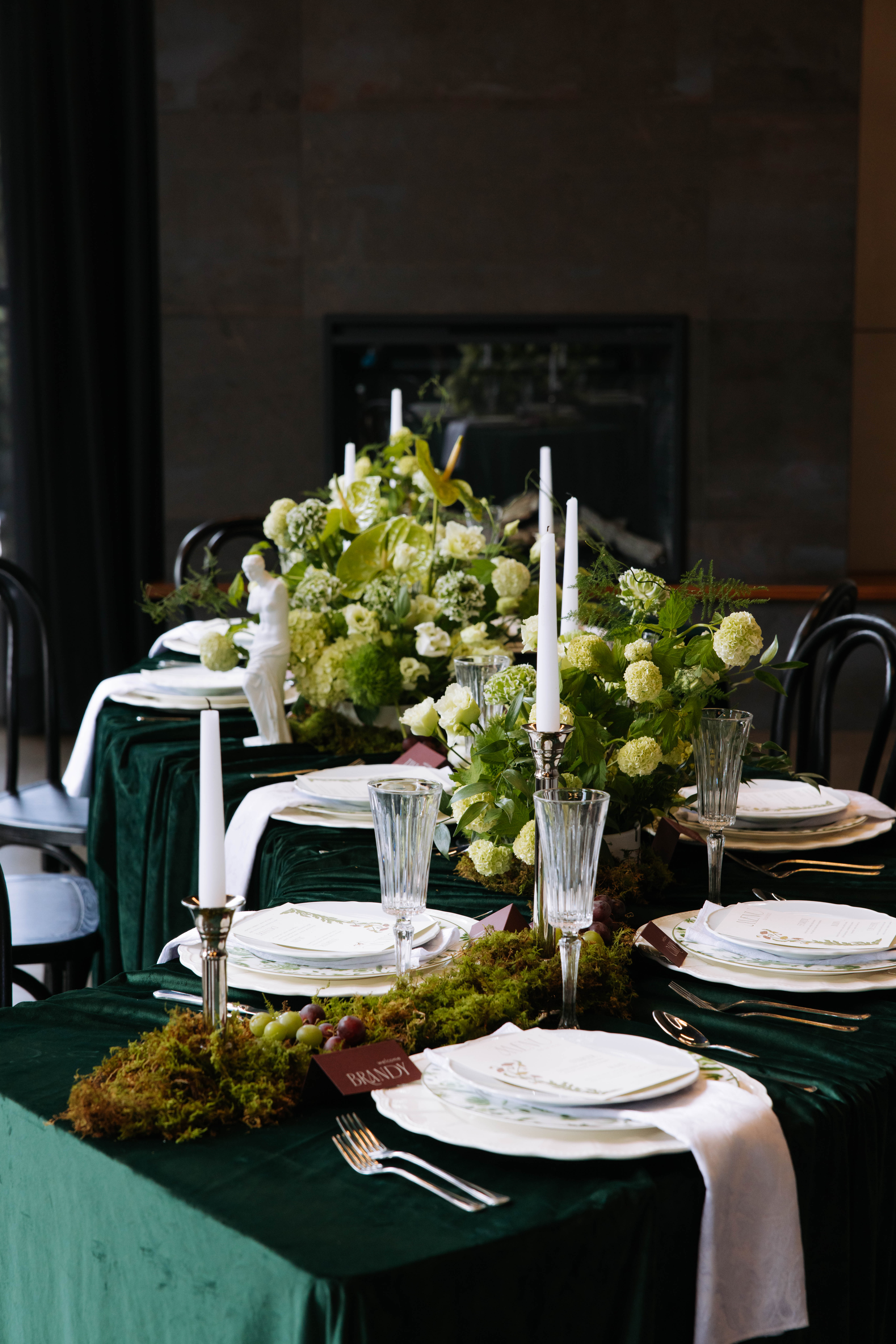 Planning your reception in the Rockies? Choosing the right Canmore wedding florals can completely transform the atmosphere of your celebration. From minimalist greenery to full statement installations, florals shape the tone of your wedding day and enhance the overall design of your venue.
